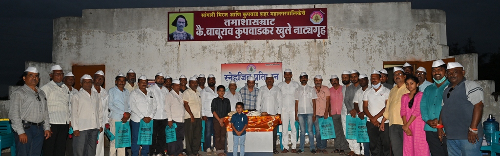 स्नेहजित प्रतिष्ठानतर्फे कोरोना काळात सेवाभावी पद्धतीने काम करणाऱ्या सामाजिक संस्था, व्यक्तींचा प्रमाणपत्र देऊन गौरव करताना  सन्मती गौंडाजे, राजेंद्र मेढेकर, शेडजी मोहिते